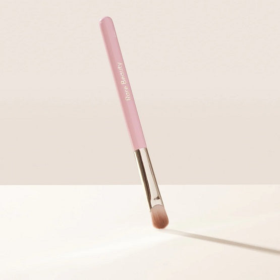 RARE BEAUTY - Stay Vulnerable All - Over Eyeshadow Brush